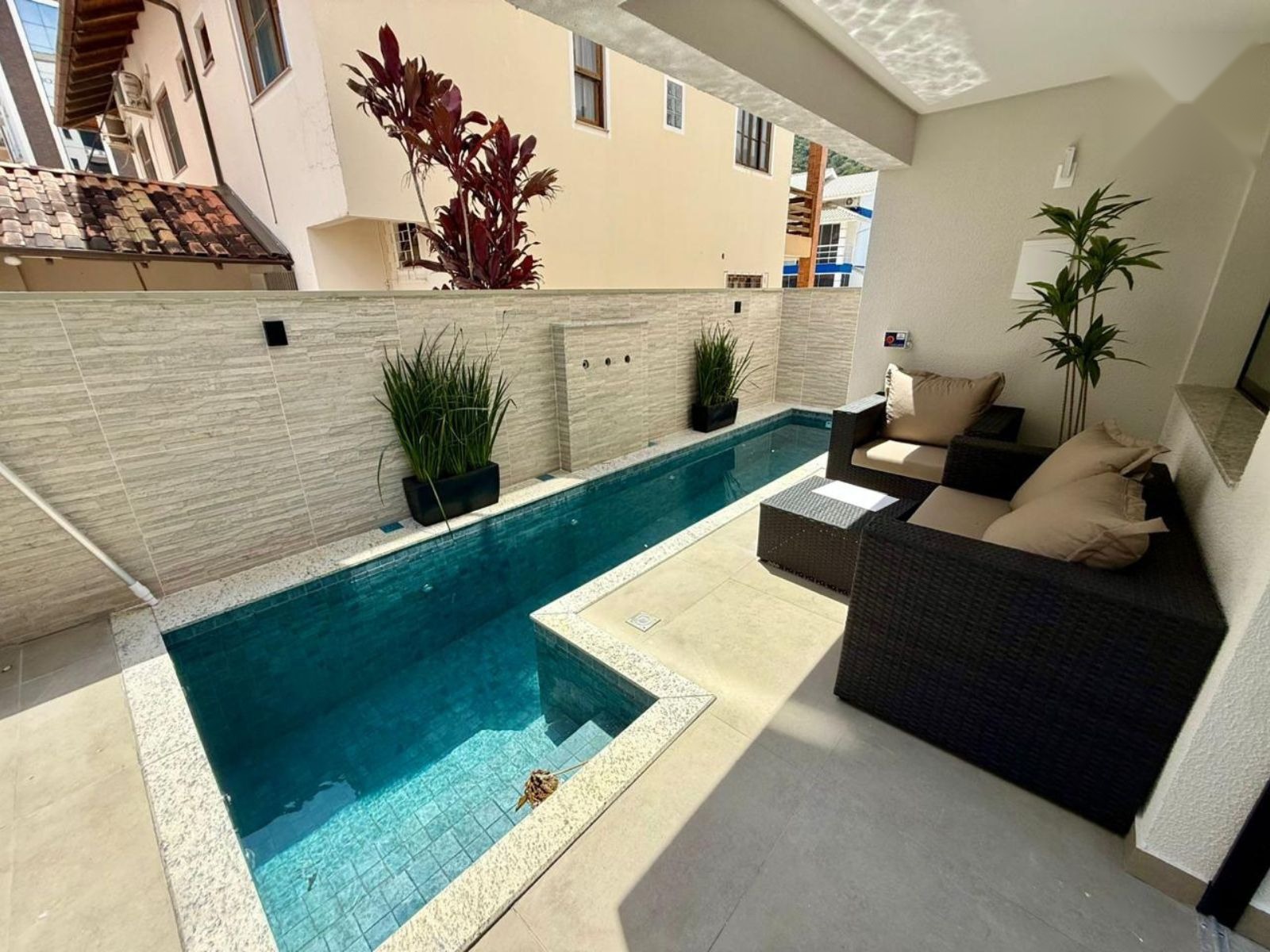 Piscina do edifício com área de estar coberta