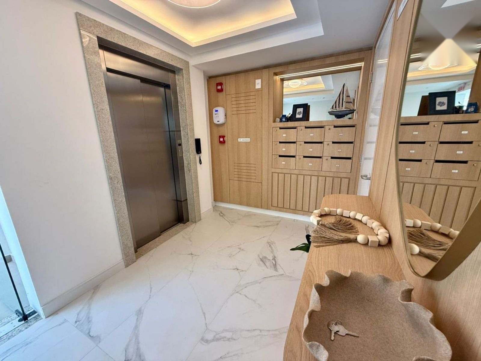 Hall de entrada decorado com elevador e correspondência