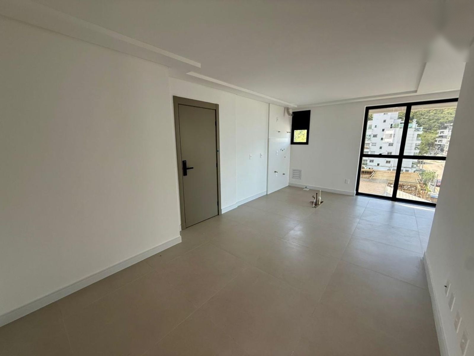 Spacious living room with window and access to the interior spaces
