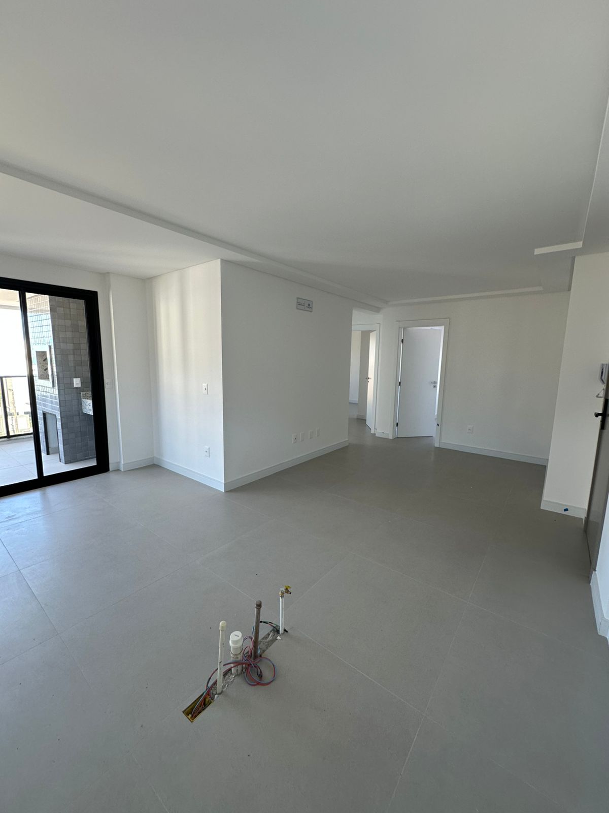 Sala de estar e jantar com piso porcelanato claro