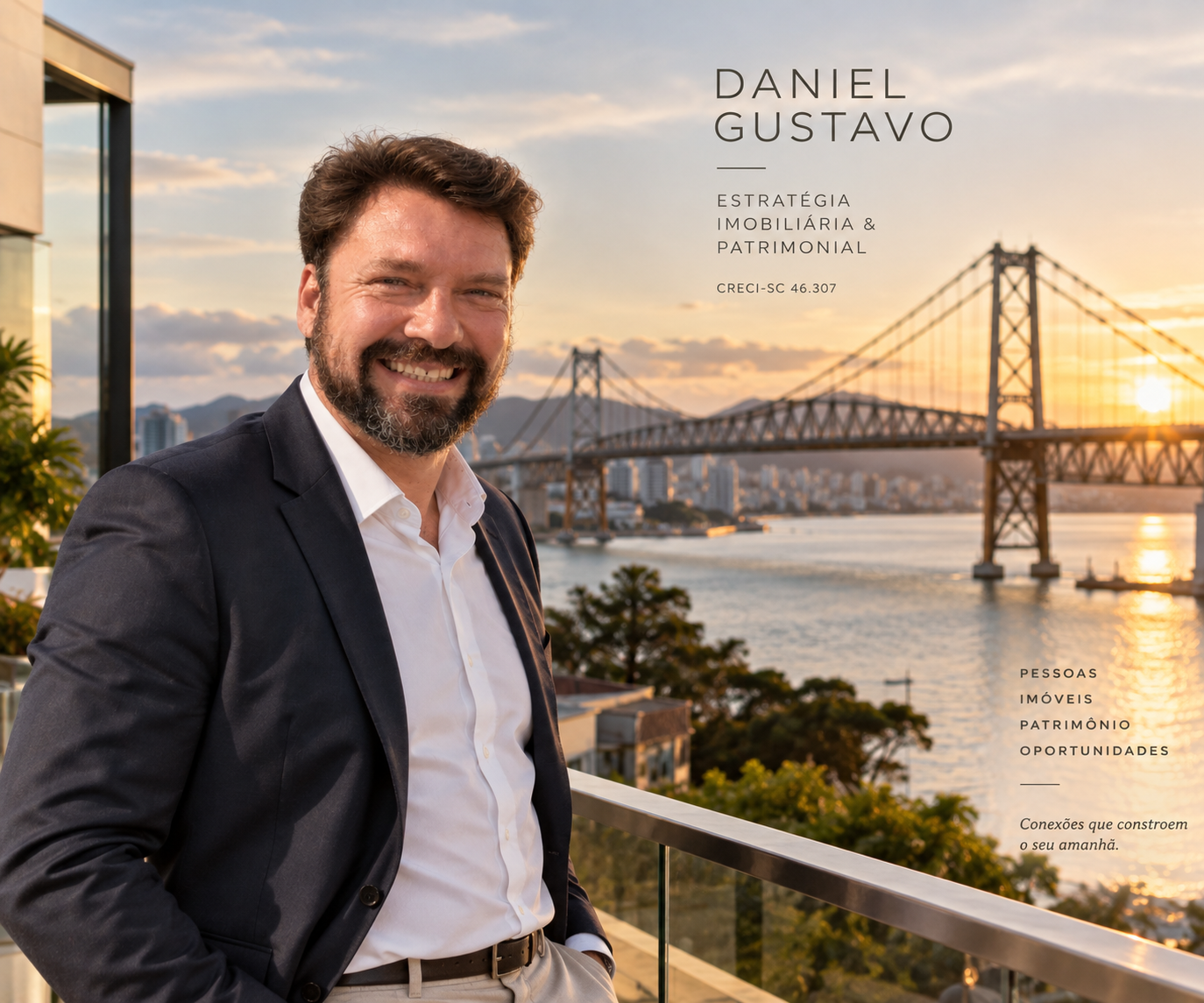 Daniel Gustavo em varanda com vista para a ponte Hercílio Luz, em Florianópolis