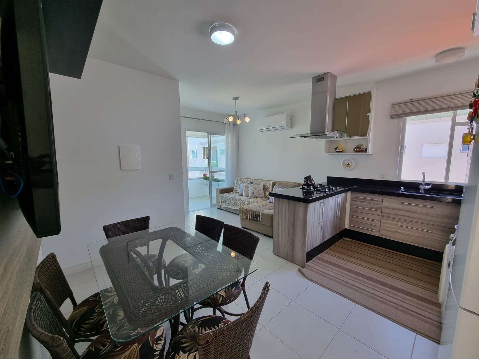 Sala de estar e jantar integrada à cozinha