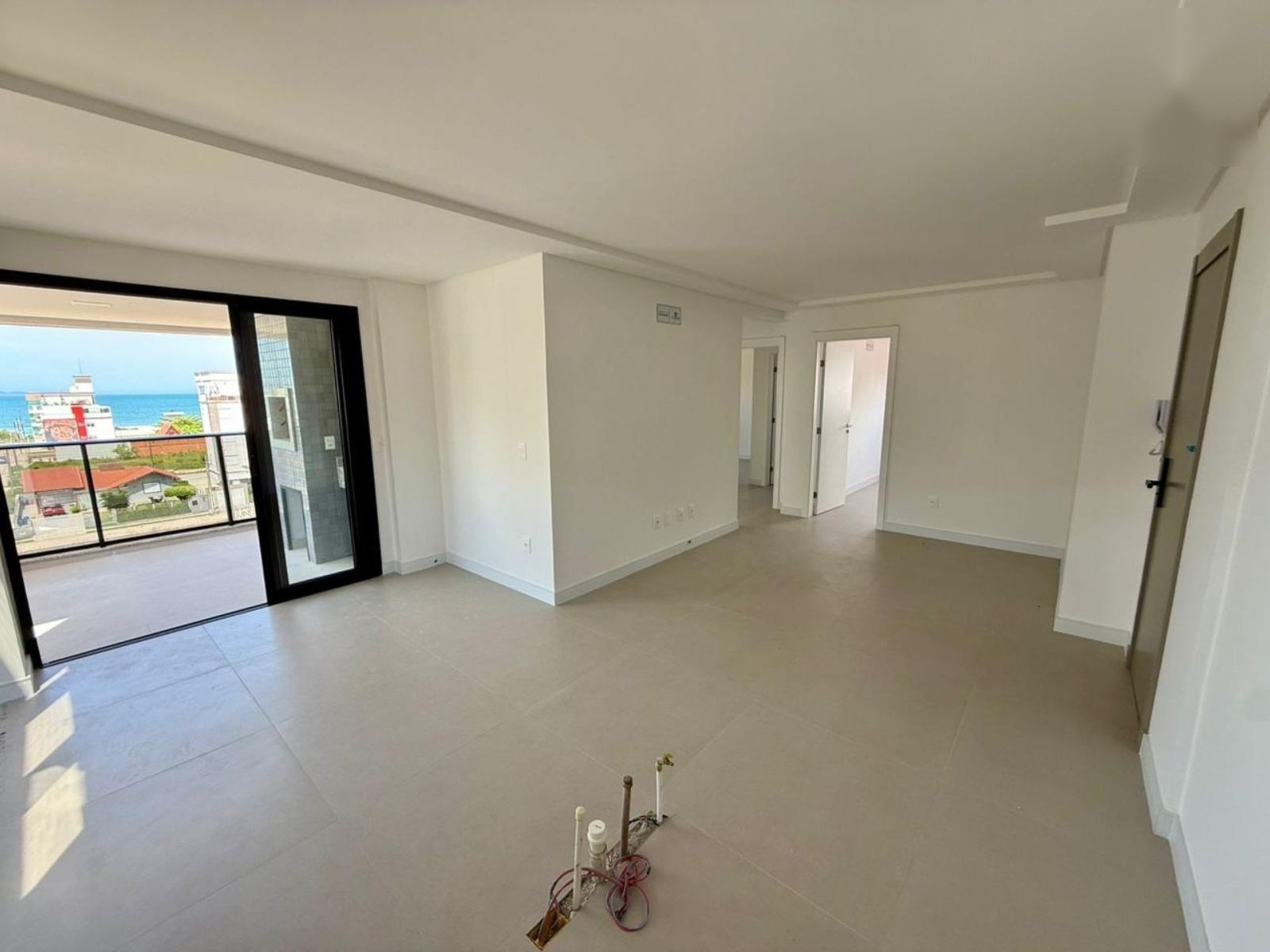 Spacious integrated living room with balcony access