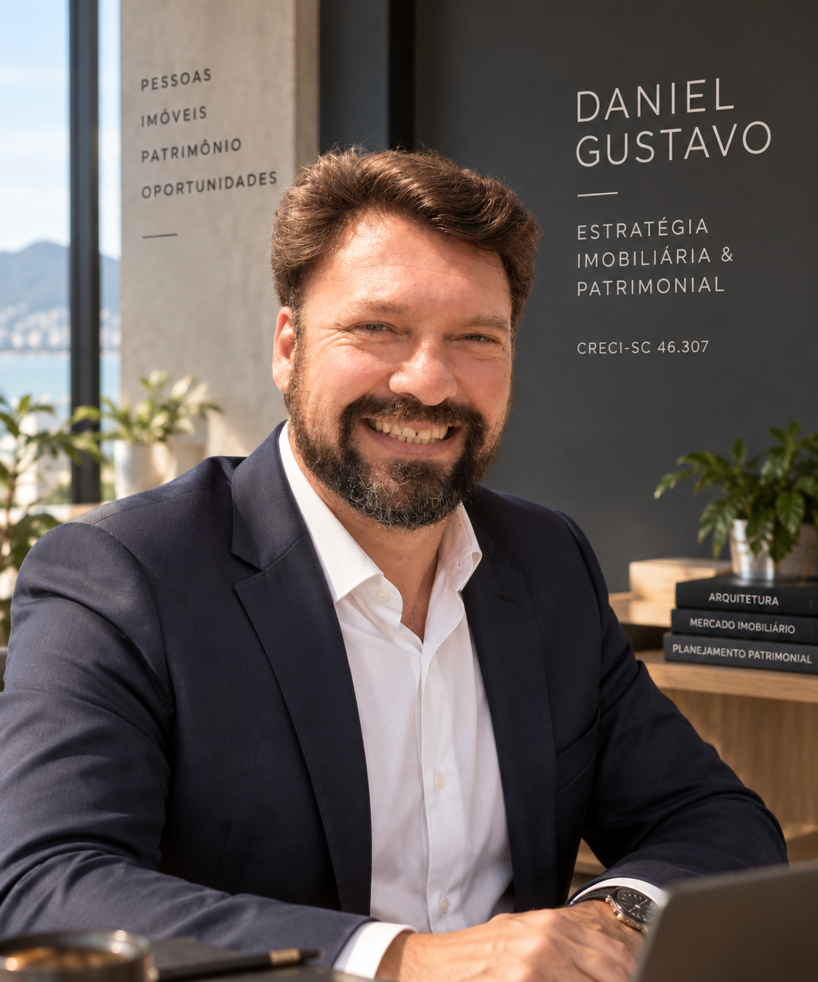 Daniel Gustavo em seu escritório, com vista para a orla de Florianópolis