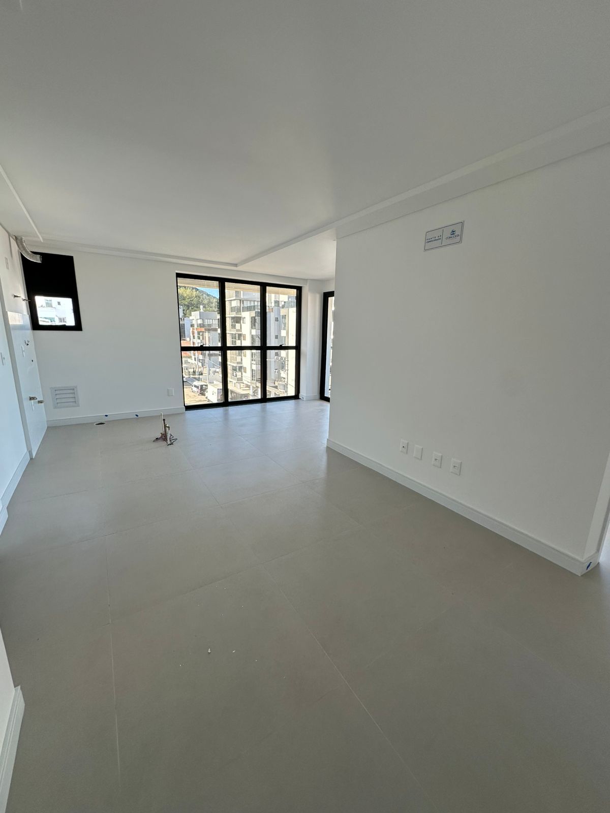 Sala ampla com janelas amplas e acesso à sacada